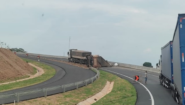 Tombamento de semirreboque entre Jandaia do Sul e Cambira