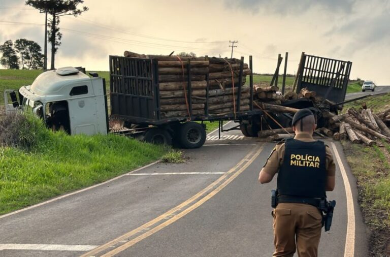 Caminhão carregado com madeira tomba na PR-466 em Ariranha do Ivaí