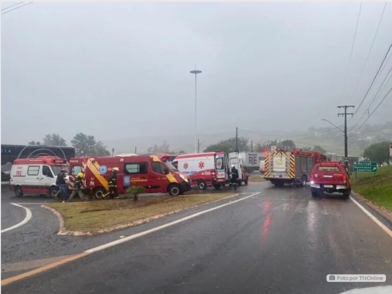 Acidente entre carro e caminhão deixa vítima presa nas ferragens