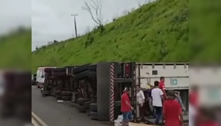 Carreta com frango congelado tomba na BR-376 e carga é saqueada