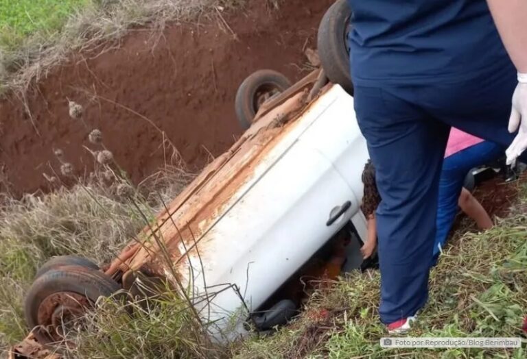 Mulher é resgatada de helicóptero após capotamento em São João do Ivaí