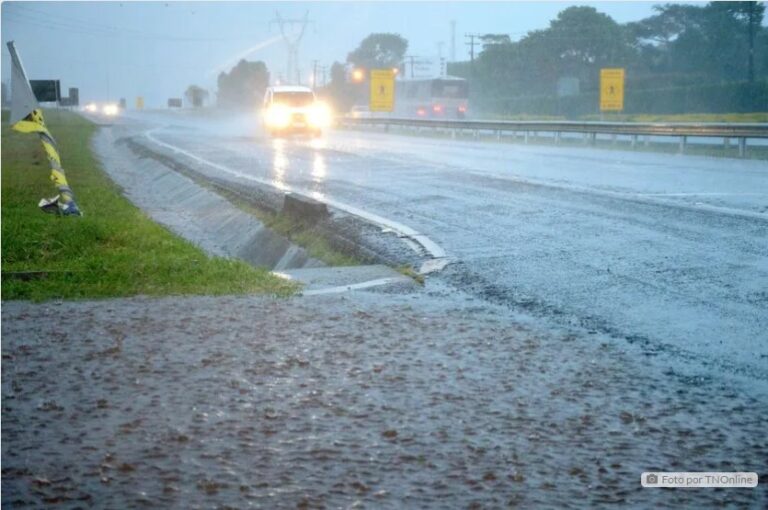 Temporais seguem em boa parte do país com ventos de até 80 km/h