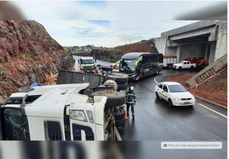 Carreta carregada com madeira tomba na BR-376 em Jandaia do Sul