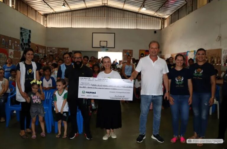 Apae de Ivaiporã recebe cheque de mais de R$ 500 mil da Prefeitura