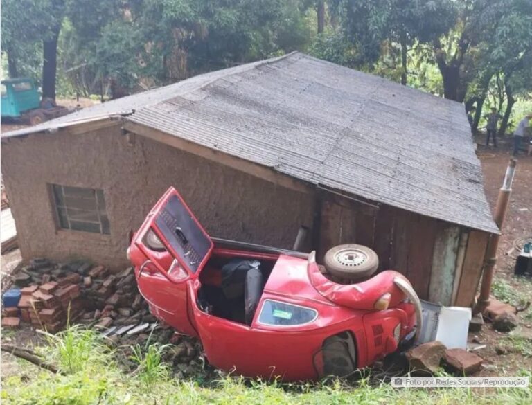 Idoso morre e filha fica ferida após Fusca capotar em Rio Bom