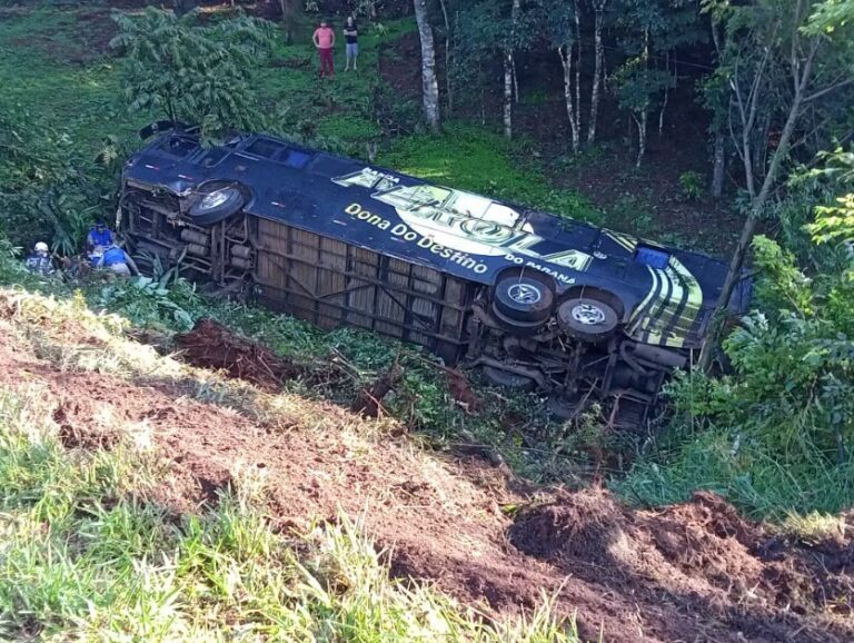 Ônibus da Banda Pérola cai em barranco de 8m e deixa feridos na PR-280, no Paraná