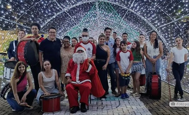 Chegada do Papai Noel reúne muitas famílias em Marilândia do Sul