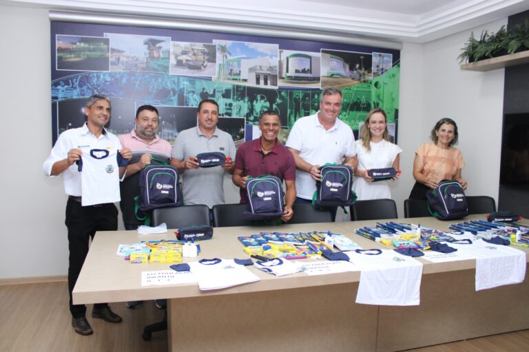 Cambira adquire Kits escolares para estudantes