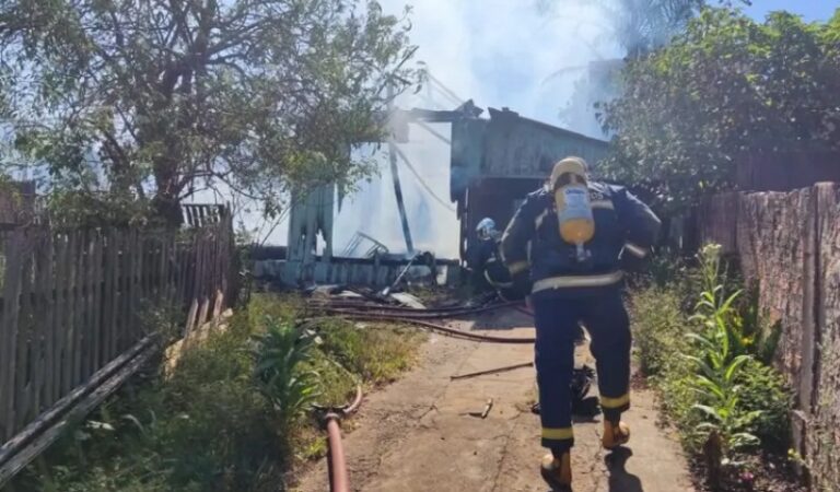 Incêndio destrói casa e família perde quase tudo em Ivaiporã