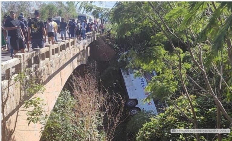Ônibus cai de ponte na BR-116 e oito pessoas morrem