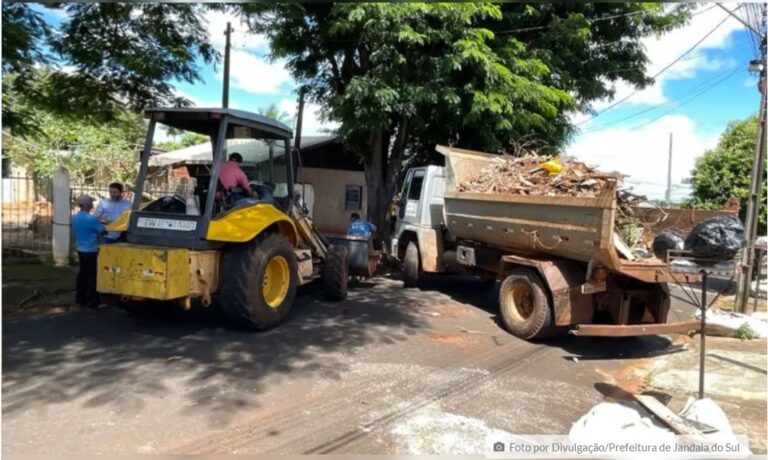 Prefeitura de Jandaia do Sul e moradores realizam mutirão de limpeza