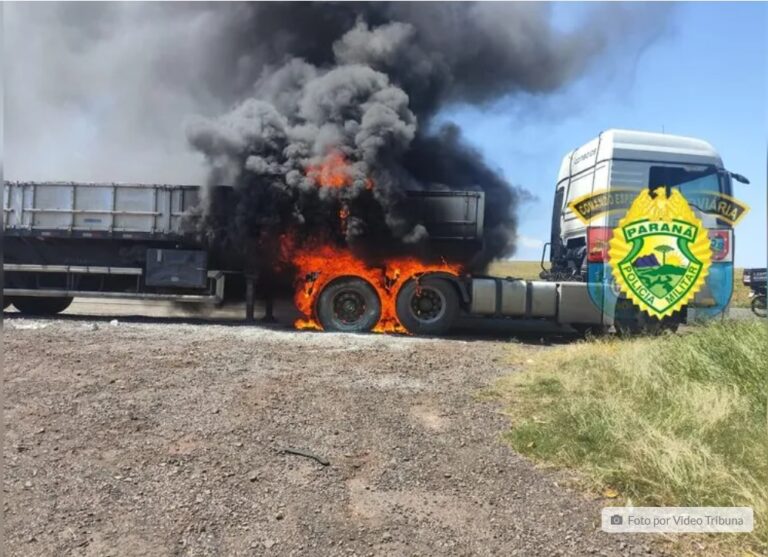 Caminhão fica destruído após pegar fogo na PR-444 em Arapongas