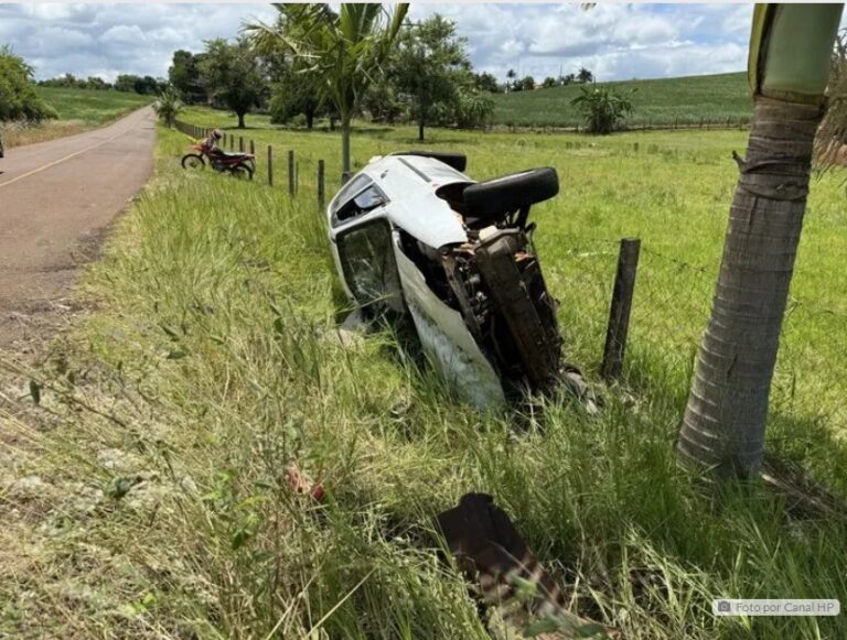 Carro capota e motorista fica ferido em São João do Ivaí