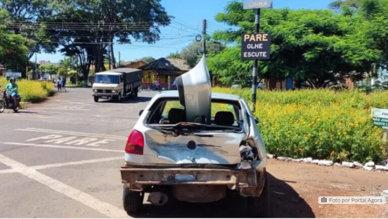 Gol fica destruído após acidente com locomotiva em Mandaguari