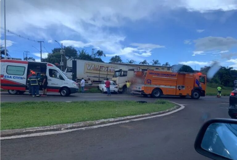 Mulher fica ferida após bater carro contra carreta em Jandaia do Sul