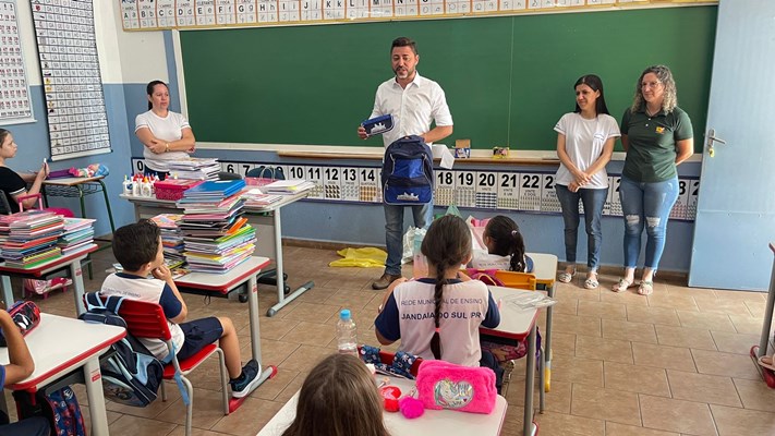 Prefeito Lauro visita escolas e CMEIs no primeiro dia de aula
