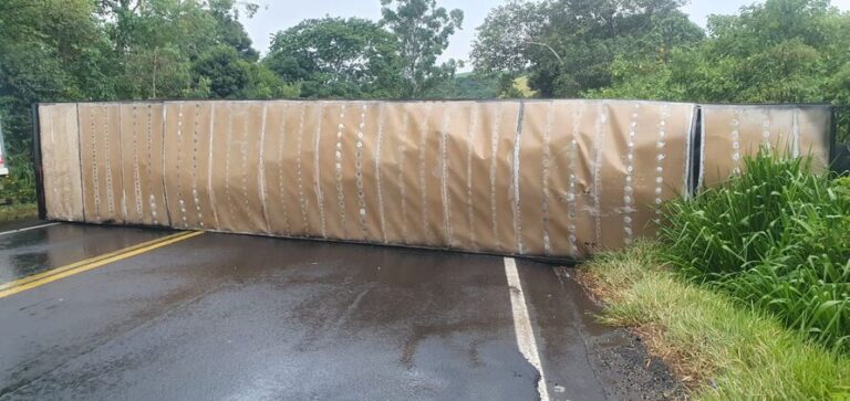 BR-376 é liberada em Mauá da Serra após tombamento de carreta