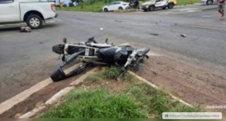 Motocicleta e caminhonete colidem em trevo de Jandaia do Sul