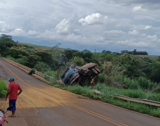 Motorista perde controle e capota caminhão na ponte do Rio Bom