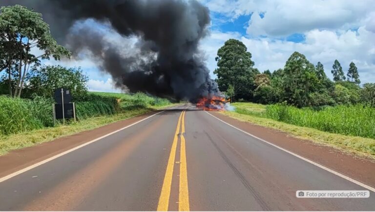 Colisão entre carro e carreta mata duas pessoas carbonizadas no PR