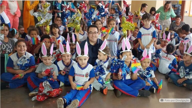 Marilândia entrega ovos de Páscoa para alunos e servidores