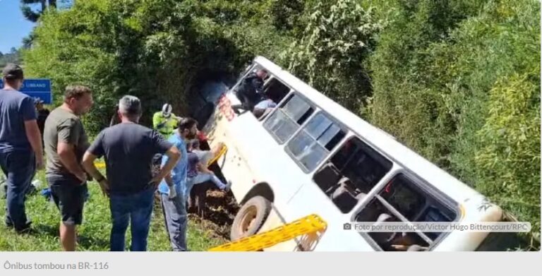 Tombamento de ônibus deixa 18 passageiros feridos no Paraná