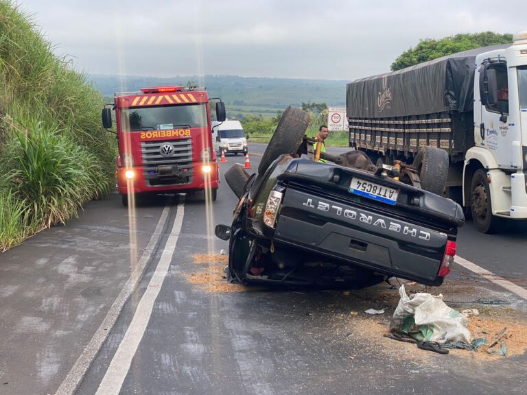 Capotamento deixa motorista ferido na PR-444