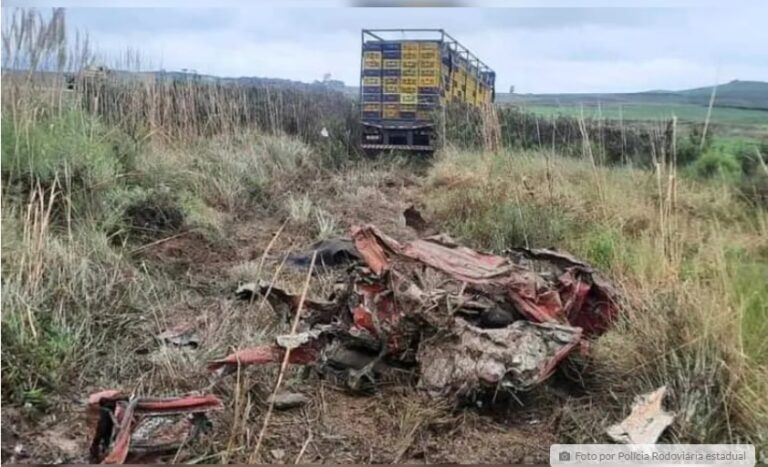 Acidente entre carro e caminhão deixa três pessoas mortas na PR-280