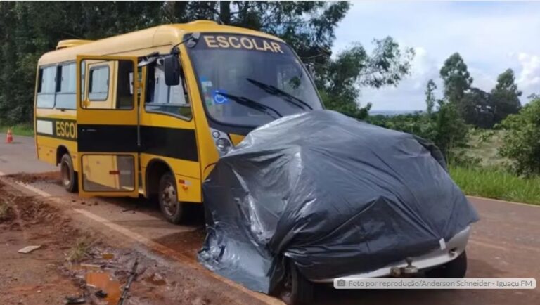 Acidente entre ônibus escolar e carro deixa três mortos no Paraná