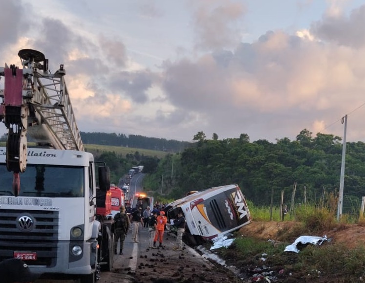 Acidente com ônibus de turismo deixa 9 mortos e 23 feridos na Bahia