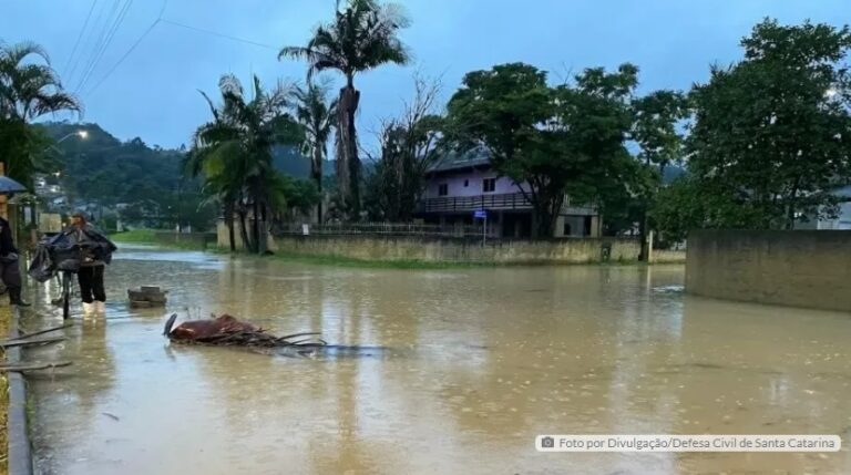 Enchentes agora atingem SC; mais de 800 pessoas já estão desabrigadas