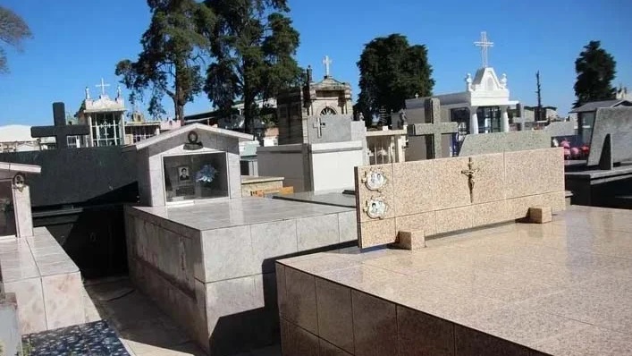 Mais de 30 túmulos tiveram peças de bronze furtadas no Cemitério de Kaloré