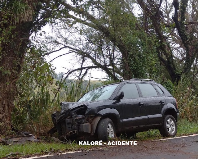 ACIDENTE – Veículo bateu contra árvore no trecho Marumbi a Kaloré