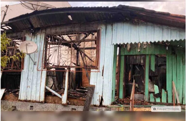 Incêndio destrói casa de madeira e deixa morador desabrigado