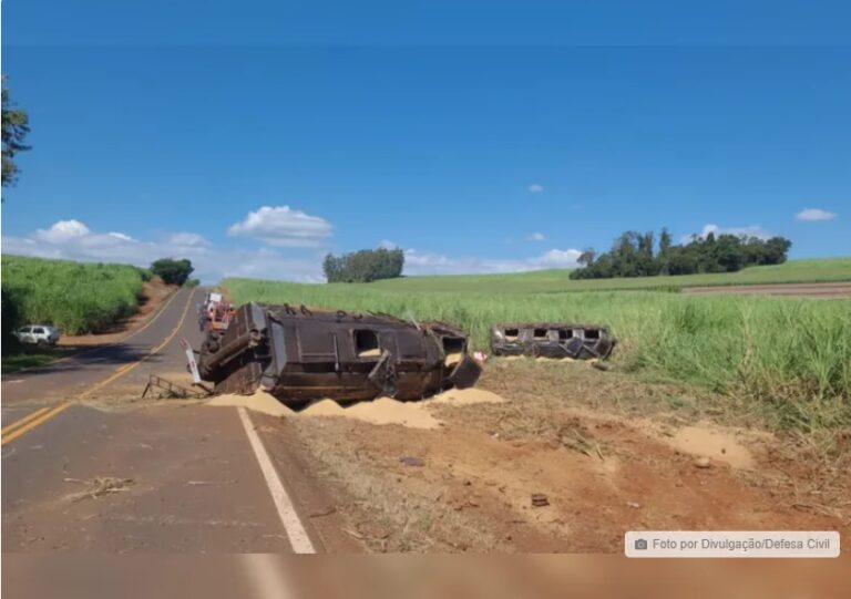 Bi-trem tomba na rodovia entre Jandaia e Marumbi