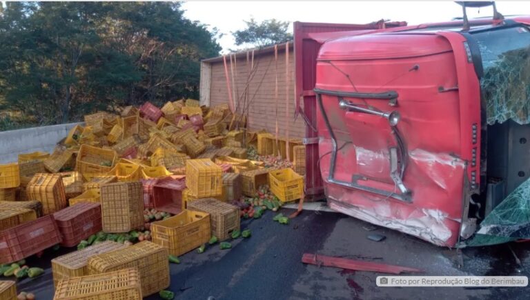 Caminhão carregado com tomates tomba em Mauá da Serra