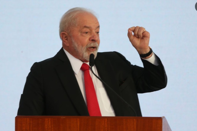 Lula diz que pode tentar reeleição para evitar volta de “trogloditas”