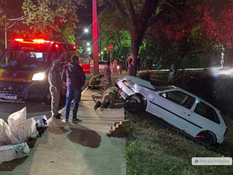 Carro cai em barranco após acidente em cruzamento de Apucarana