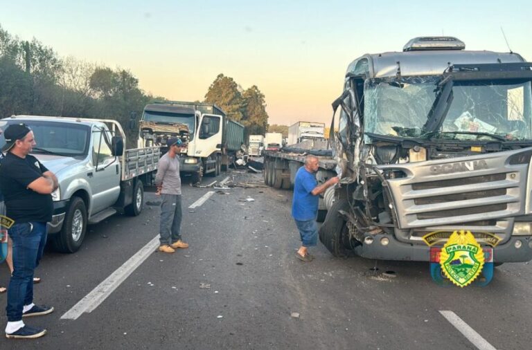 Motorista sai ileso após caminhão de Apucarana se envolver em acidente