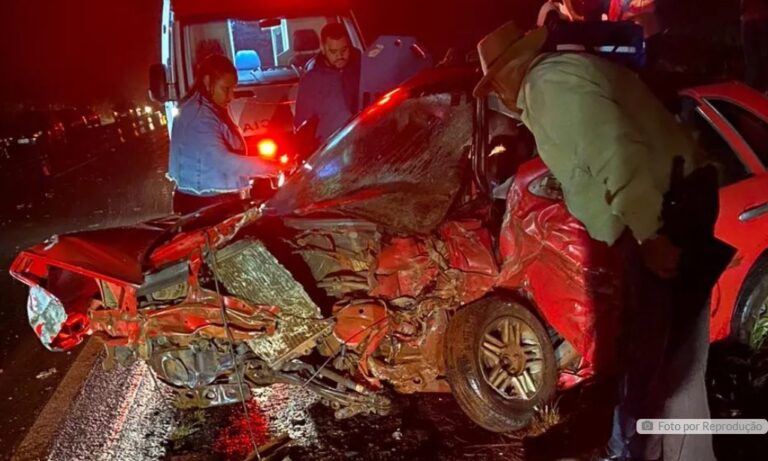 Colisão frontal entre carro e caminhão deixa dois feridos em Faxinal