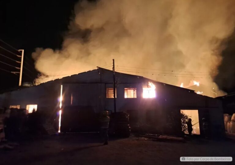 Fábrica de caixões é consumida por incêndio durante a madrugada no PR