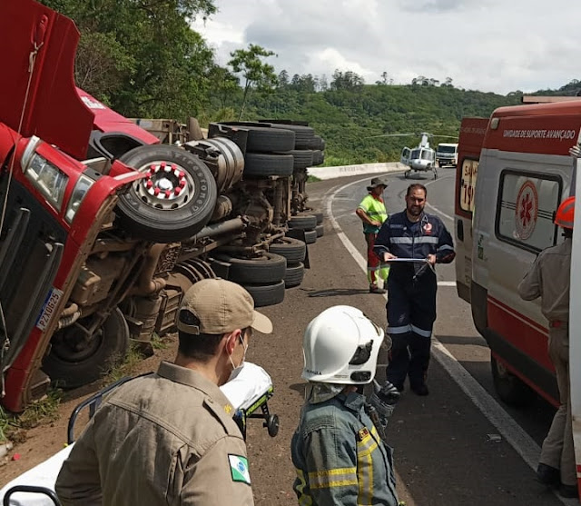 Carreta tomba na BR-376, deixando três feridos na rota de Mauá para Ortigueira.