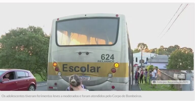 Estudantes caem de ônibus escolar ao puxarem alavanca de emergência