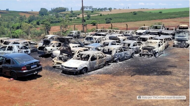 Maioria dos veículos incendiados no pátio da PM ia para leilão