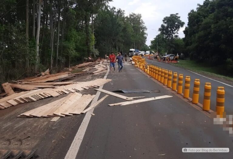 Caminhoneiro sofre acidente em frente ao posto da PRE na região