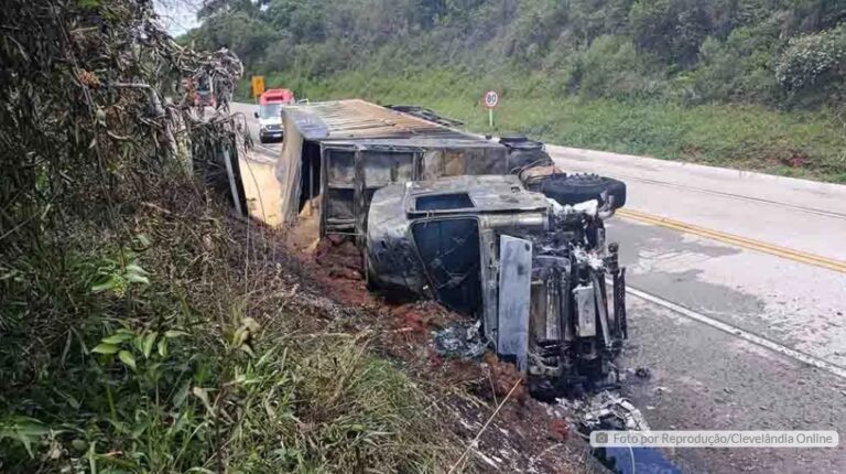 Caminhão tomba e motorista morre carbonizado na PR-280