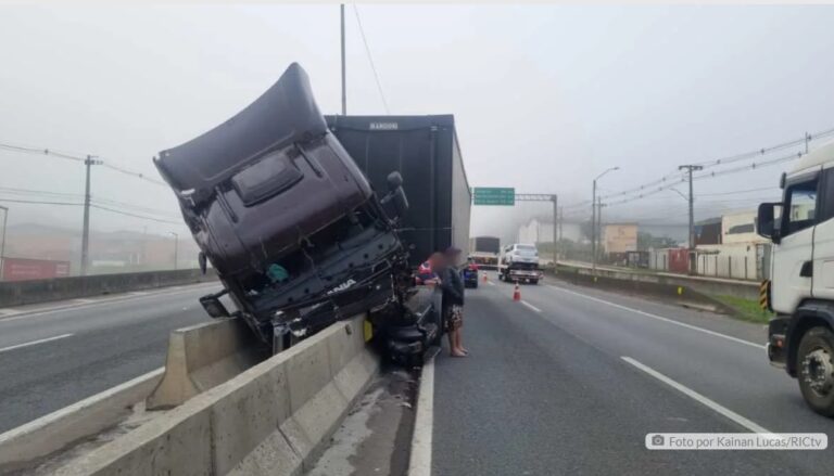 Carreta desgovernada ‘desce’ pela contramão e causa acidente na BR-376