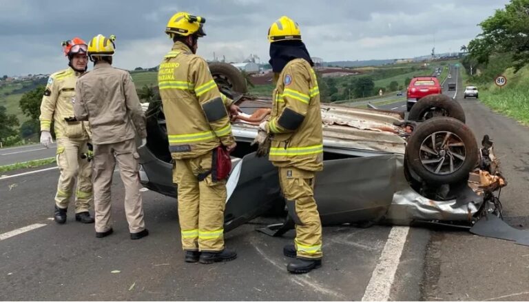 Pai e Filho Sobrevivem a Grave Capotamento na BR-376