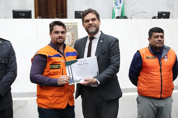 Assembleia Legislativa do Paraná homenageia Bruno Calixto pela dedicação à Defesa Civil de Jandaia do Sul