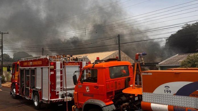 Mandaguari: Incêndio destrói edificação e mobiliza bombeiros e Defesa Civil